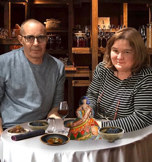 Cena en restaurante LUMA con la menina de cerámica