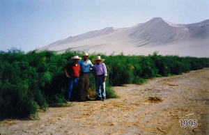 Pedro y Luis con Manuel Checa en Bahía Norte, Ica-1995