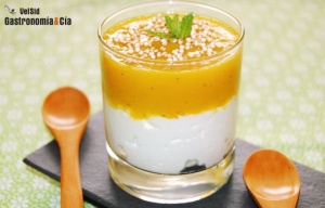 Yogur con mango y hierbabuena